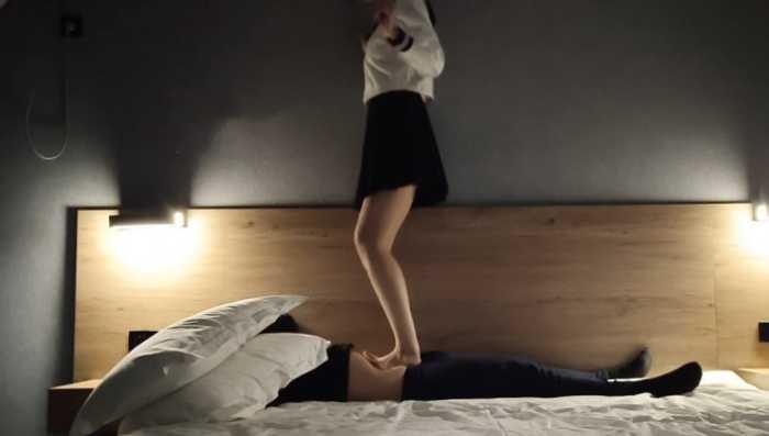 【爱秀套图】超美素人软熊jk大长腿踩踏 ACYC-4335