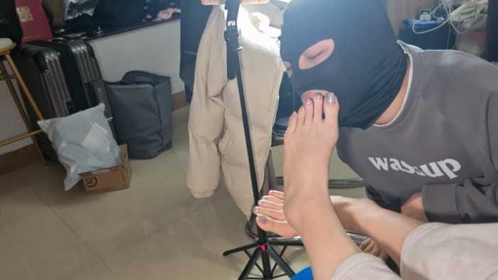 【网盘】小红书闺蜜玛卡主人银色镜面美甲羞辱脚奴舔脚后回去跟女朋友亲嘴 YC-250308-2