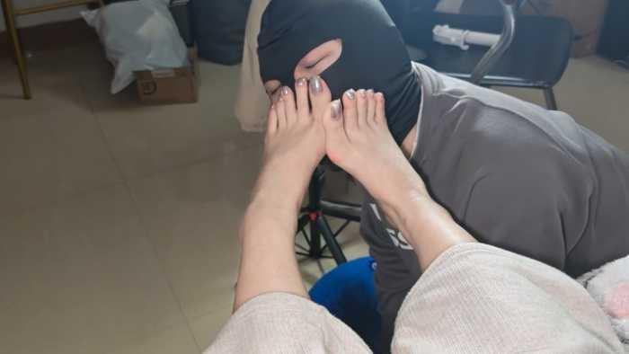 【网盘】小红书闺蜜玛卡主人银色镜面美甲羞辱脚奴舔脚后回去跟女朋友亲嘴 YC-250308-2