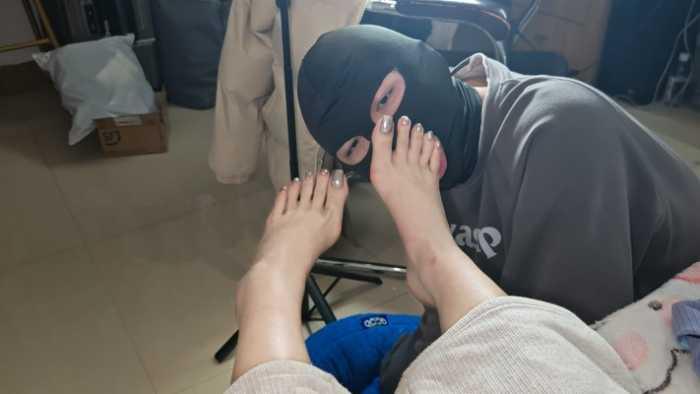 【网盘】小红书闺蜜玛卡主人银色镜面美甲羞辱脚奴舔脚后回去跟女朋友亲嘴 YC-250308-2