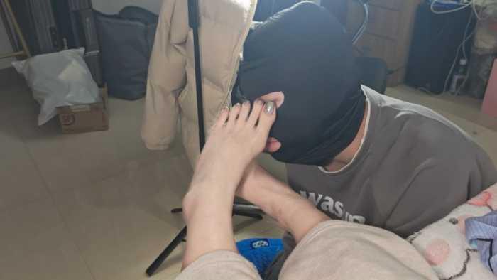 【网盘】小红书闺蜜玛卡主人银色镜面美甲羞辱脚奴舔脚后回去跟女朋友亲嘴 YC-250308-2