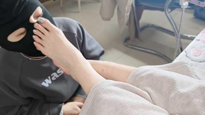 【网盘】小红书闺蜜玛卡主人银色镜面美甲羞辱脚奴舔脚后回去跟女朋友亲嘴 YC-250308-2