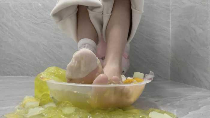 【爱秀套图】【莓子】裸足加白丝踩碎超大果冻 YC-250307-3