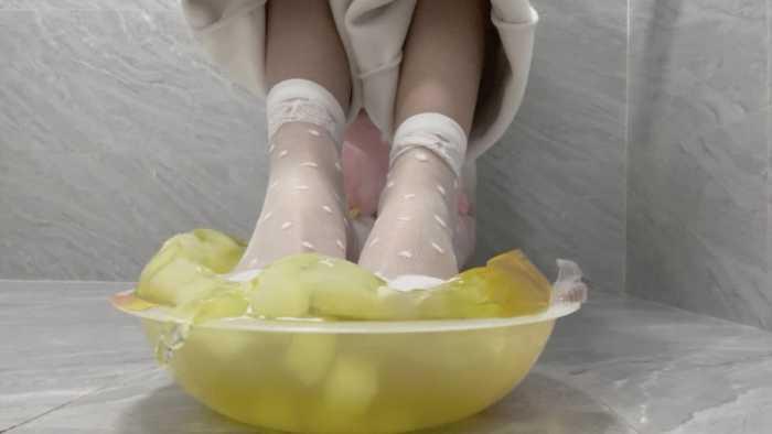 【爱秀套图】【莓子】裸足加白丝踩碎超大果冻 YC-250307-3