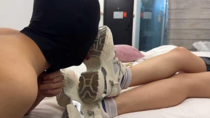 【爱秀套图】舔大三素人超脏鞋底 ACYC-3953