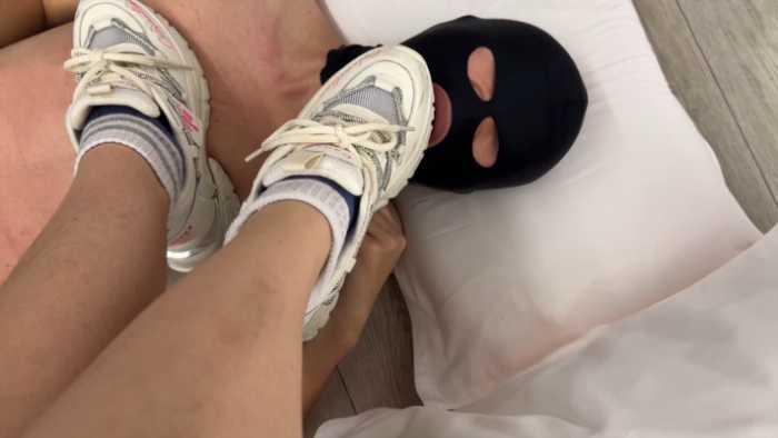 【爱秀套图】舔大三素人超脏鞋底 ACYC-3953