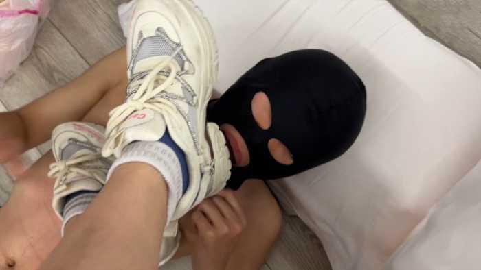 【爱秀套图】舔大三素人超脏鞋底 ACYC-3953