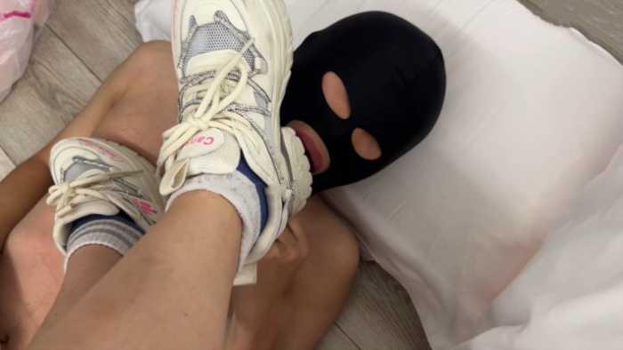 【爱秀套图】舔大三素人超脏鞋底 ACYC-3953