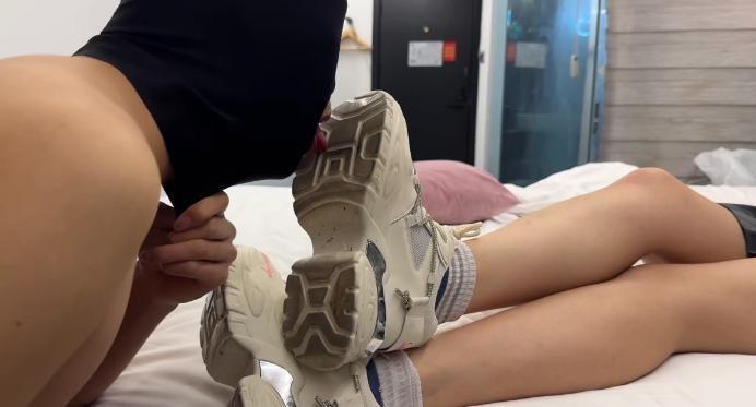【爱秀套图】舔大三素人超脏鞋底 ACYC-3953