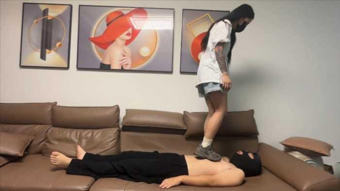 【网盘】【卫校小琳殿下】老爹鞋白袜全体重踩踏玩乳 YC-250520-2