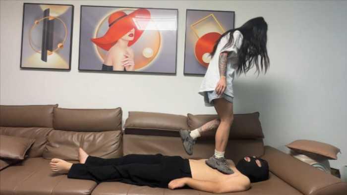 【网盘】【卫校小琳殿下】老爹鞋白袜全体重踩踏玩乳 YC-250520-2