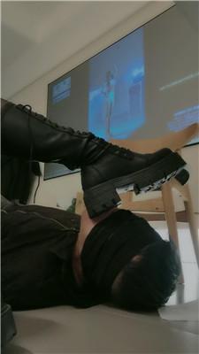 【网盘】【甜沁】桌底视角-长靴黑丝碾压踩【双视角版】bf49202