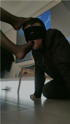 【网盘】【甜沁】桌底视角-长靴黑丝碾压踩【双视角版】bf49202