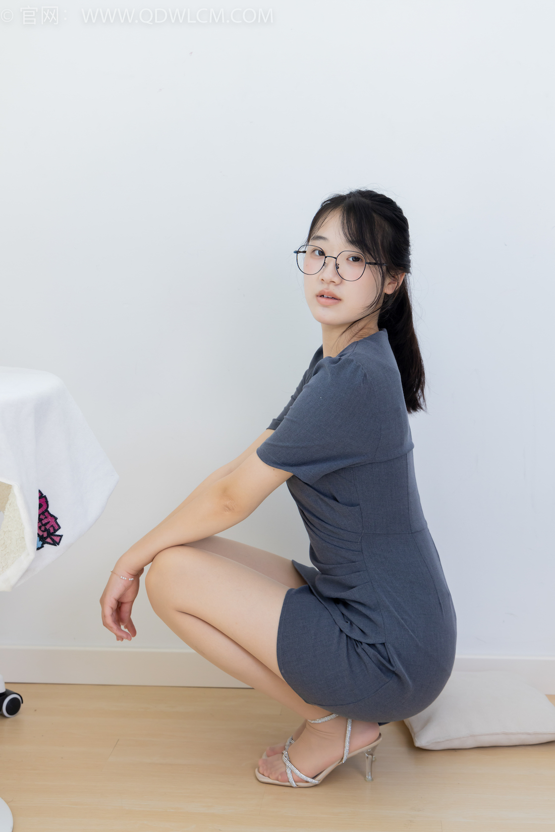 物恋传媒 &#8211; NO.2466期 《小椿》 三双高跟鞋，薄肉丝[脚尖透明款]，裸足，视频为超近景特写