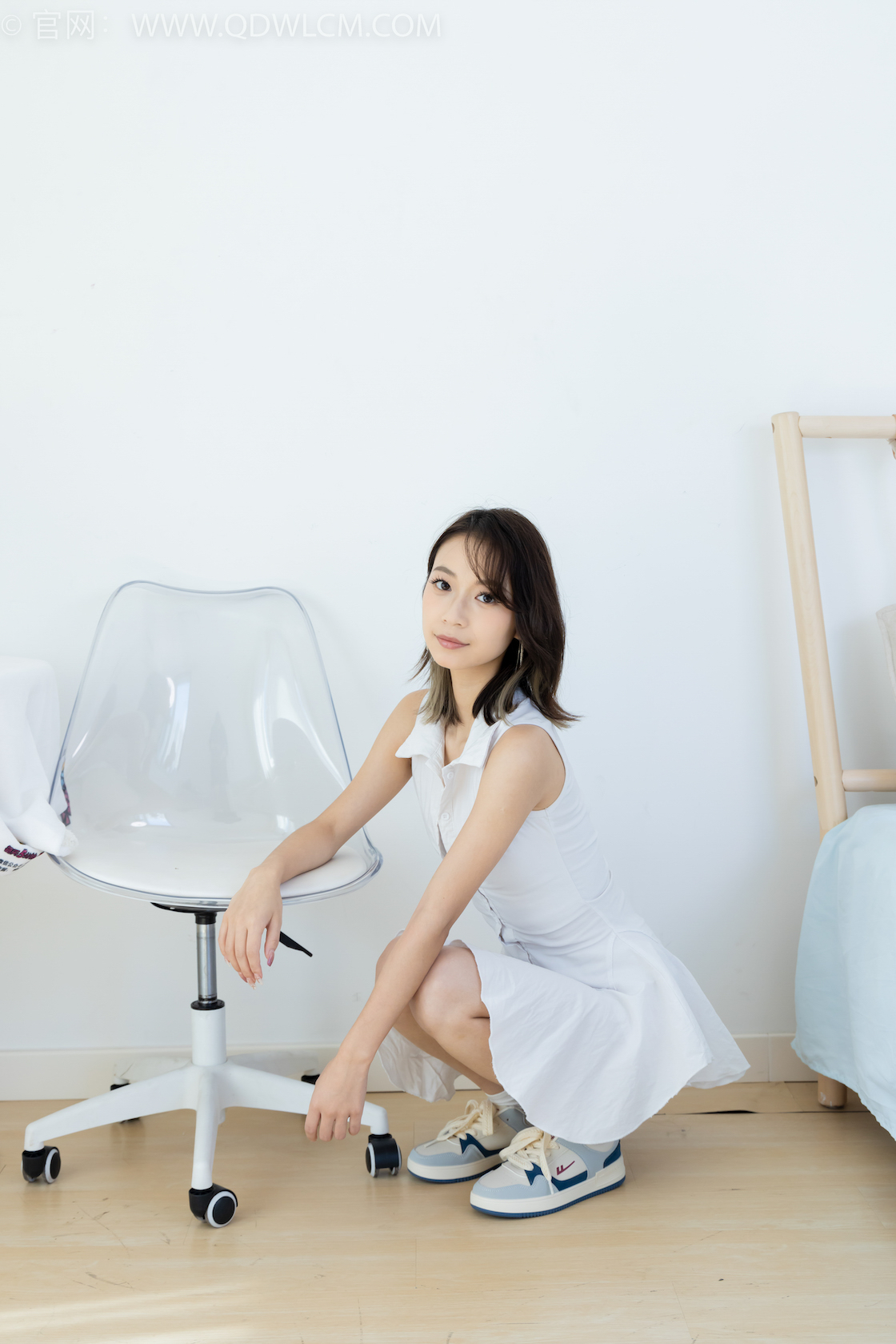 物恋传媒 - NO.2461期 《珠珠》 板鞋，白棉袜，裸足[蓝色美甲]，物恋传媒,物恋摄影映画