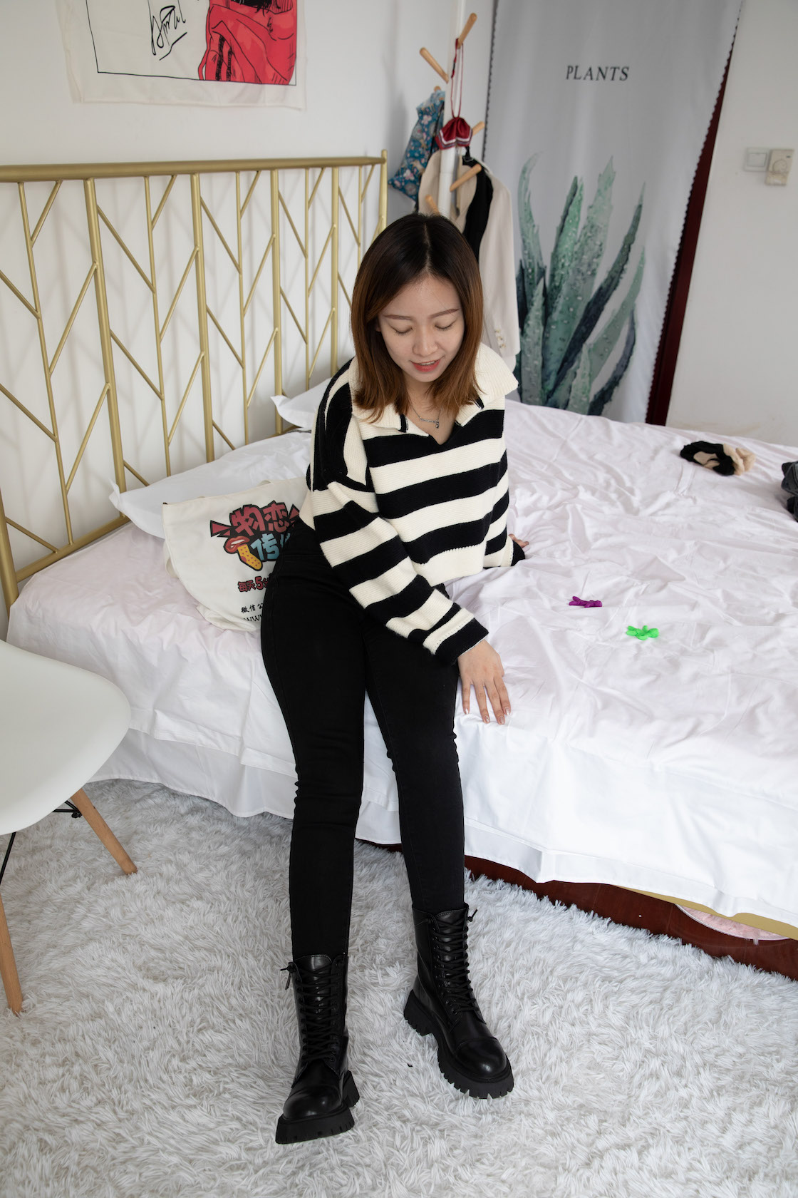物恋传媒 - NO.557期 《婷婷》 马丁靴，棉袜，裸足，踩东西主题