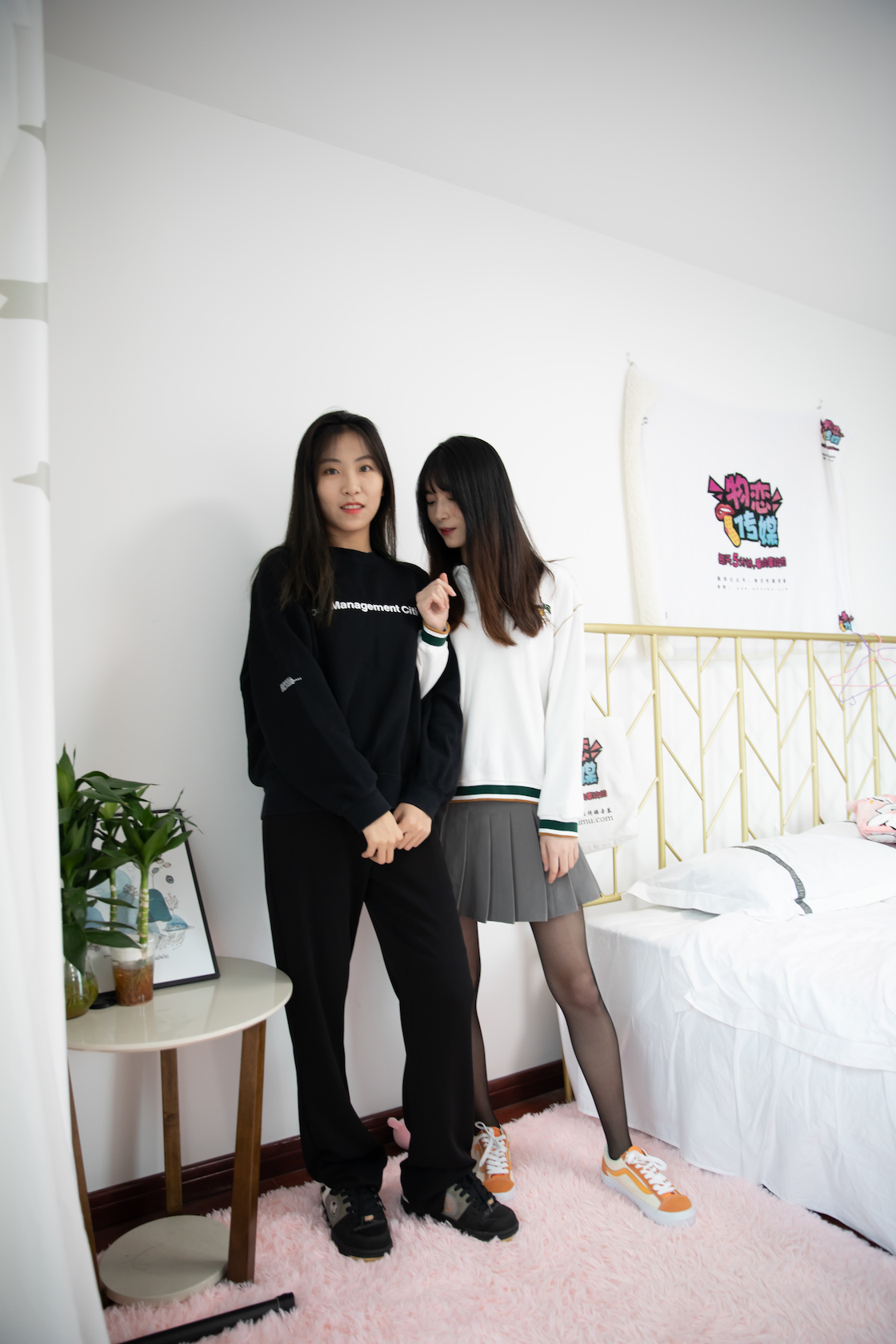 物恋传媒 - NO.688期 《猫耳&elise》 板鞋，白棉袜，裸足，vans，黑丝