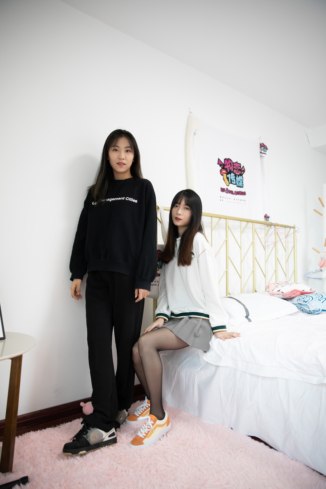 物恋传媒 - NO.688期 《猫耳&elise》 板鞋，白棉袜，裸足，vans，黑丝