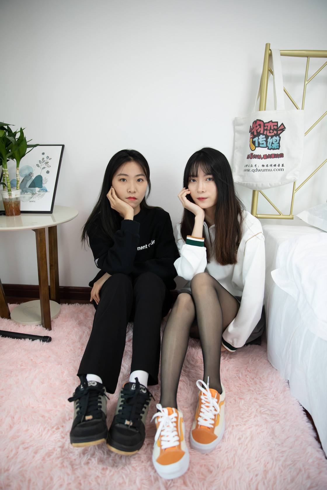 物恋传媒 - NO.688期 《猫耳&elise》 板鞋，白棉袜，裸足，vans，黑丝