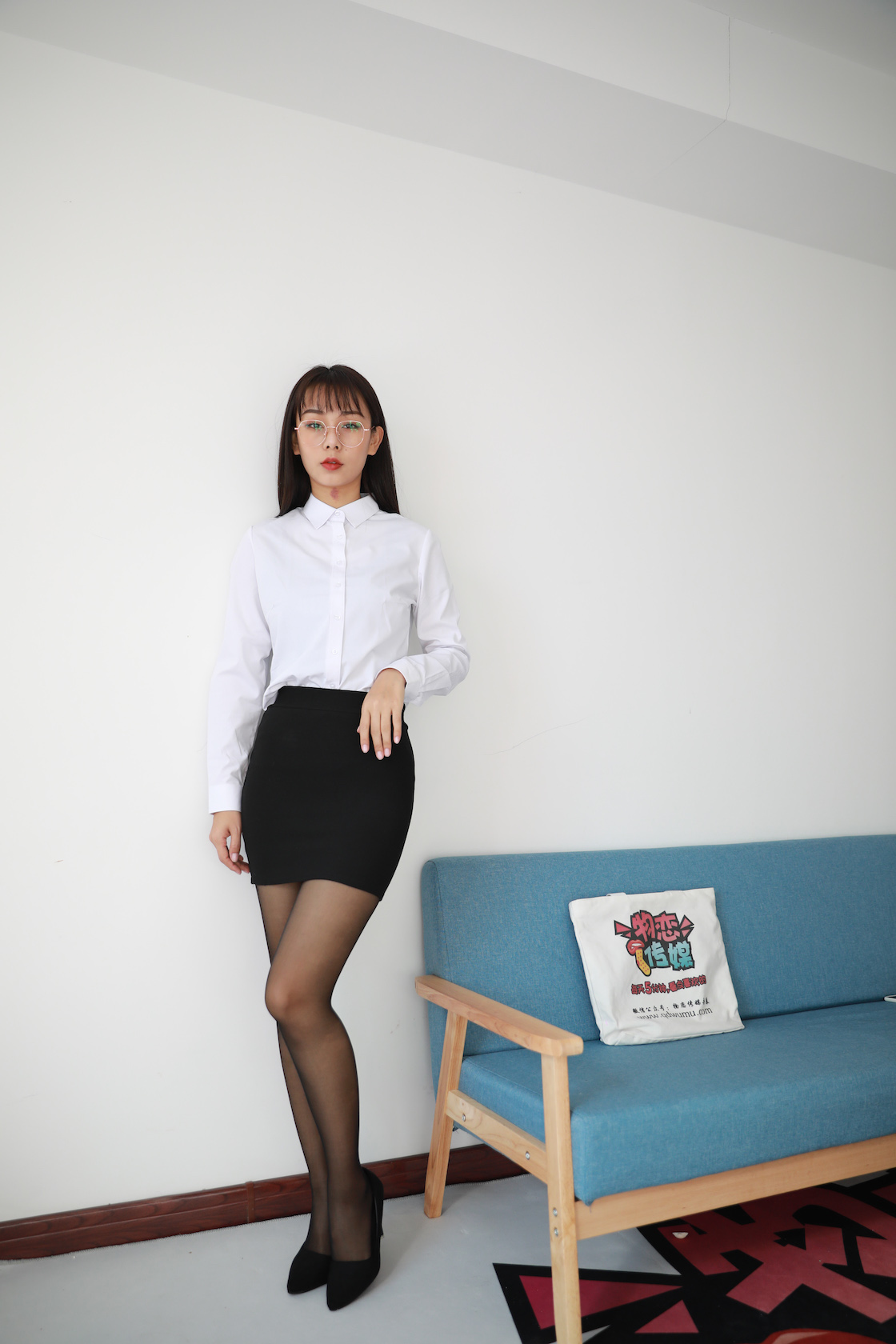 物恋传媒 - NO.786期 《岚岚》 OL制服，高跟鞋，黑丝