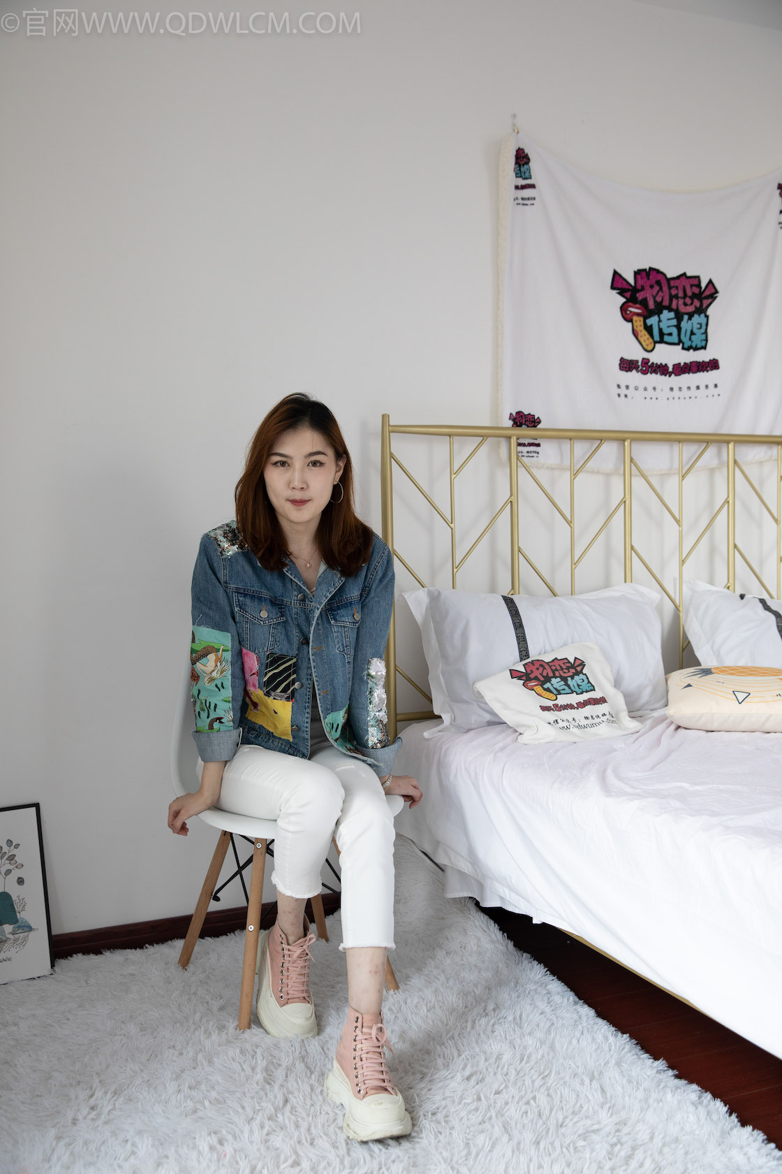 资讯|物恋传媒 &#8211; NO.1090期 《橘子》 运动鞋，粉色短棉袜，裸足