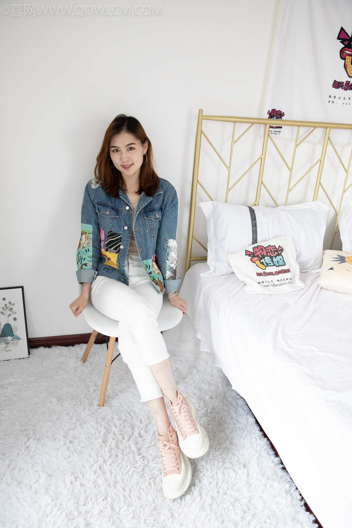 资讯|物恋传媒 &#8211; NO.1090期 《橘子》 运动鞋，粉色短棉袜，裸足