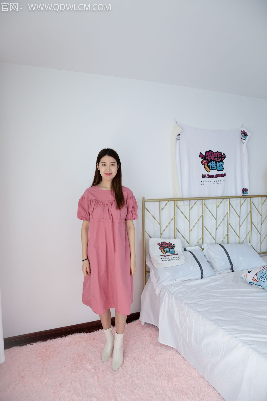 资讯|物恋传媒 &#8211; NO.1359期 《夏雪》 白色高跟短靴，白棉袜，裸足