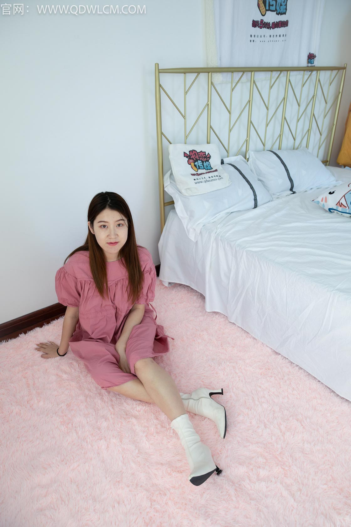 资讯|物恋传媒 &#8211; NO.1359期 《夏雪》 白色高跟短靴，白棉袜，裸足