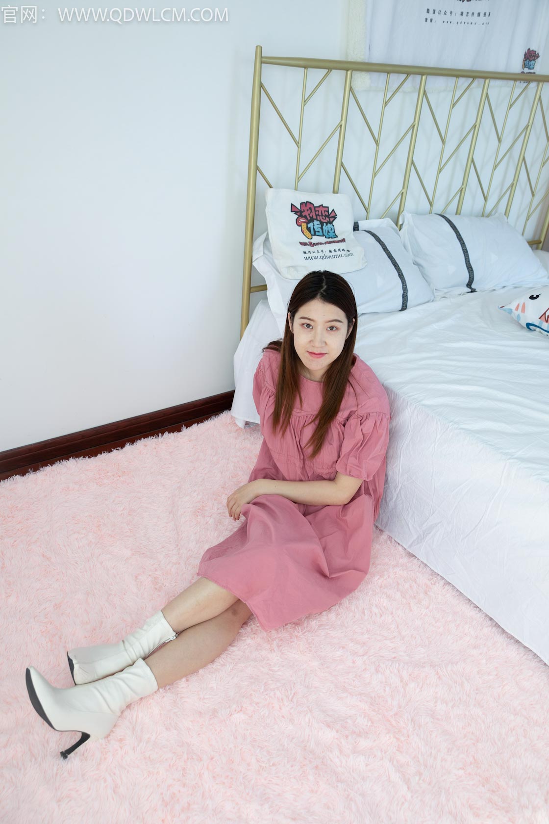 资讯|物恋传媒 &#8211; NO.1359期 《夏雪》 白色高跟短靴，白棉袜，裸足