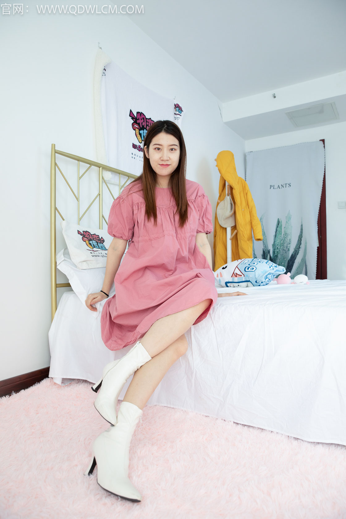 资讯|物恋传媒 &#8211; NO.1359期 《夏雪》 白色高跟短靴，白棉袜，裸足