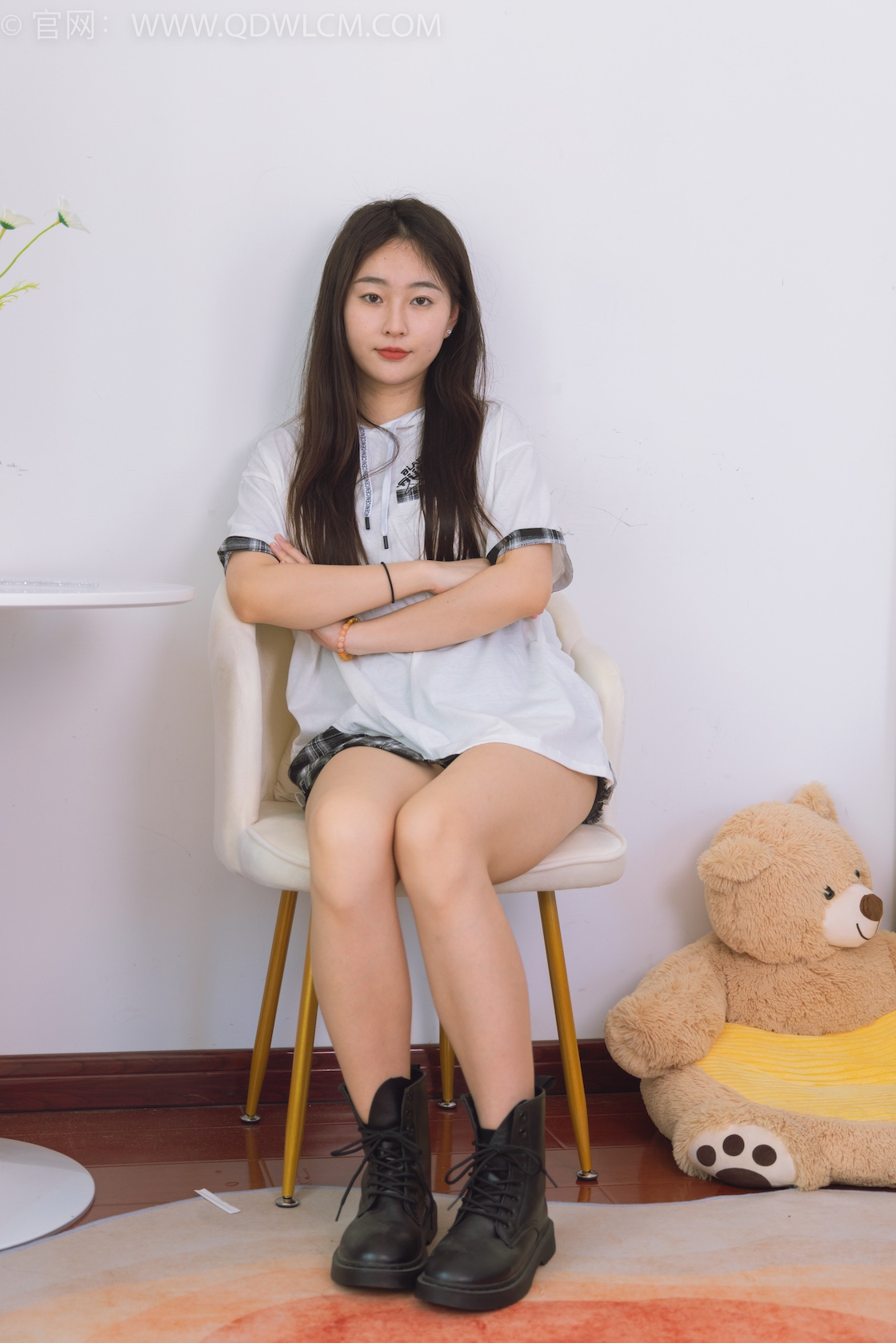 资讯|物恋传媒 &#8211; NO.1529期 《美兔》 马丁靴，黑棉袜[仅图片部分]，裸足，视频泡脚剪指甲剧情