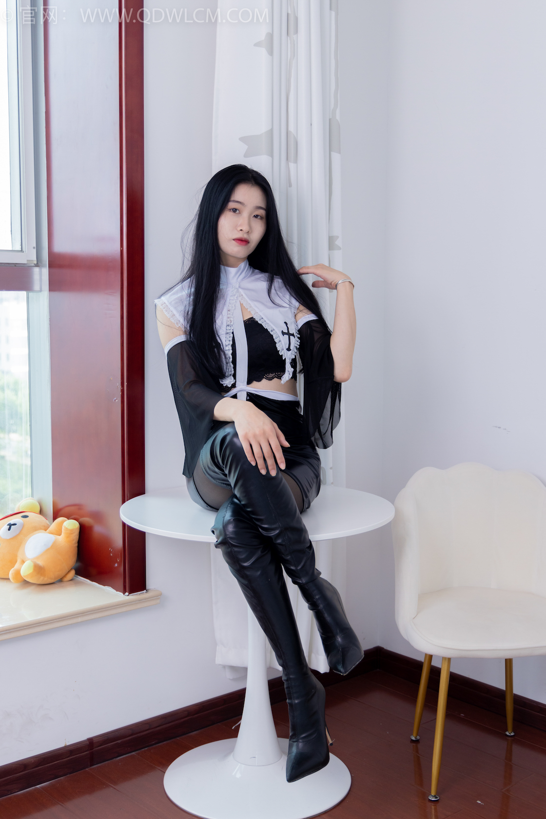 物恋传媒 - NO.1663期 《绒绒》 高跟长靴，黑丝[脚尖加固款]，修女服，肚子疼揉肚子剧情