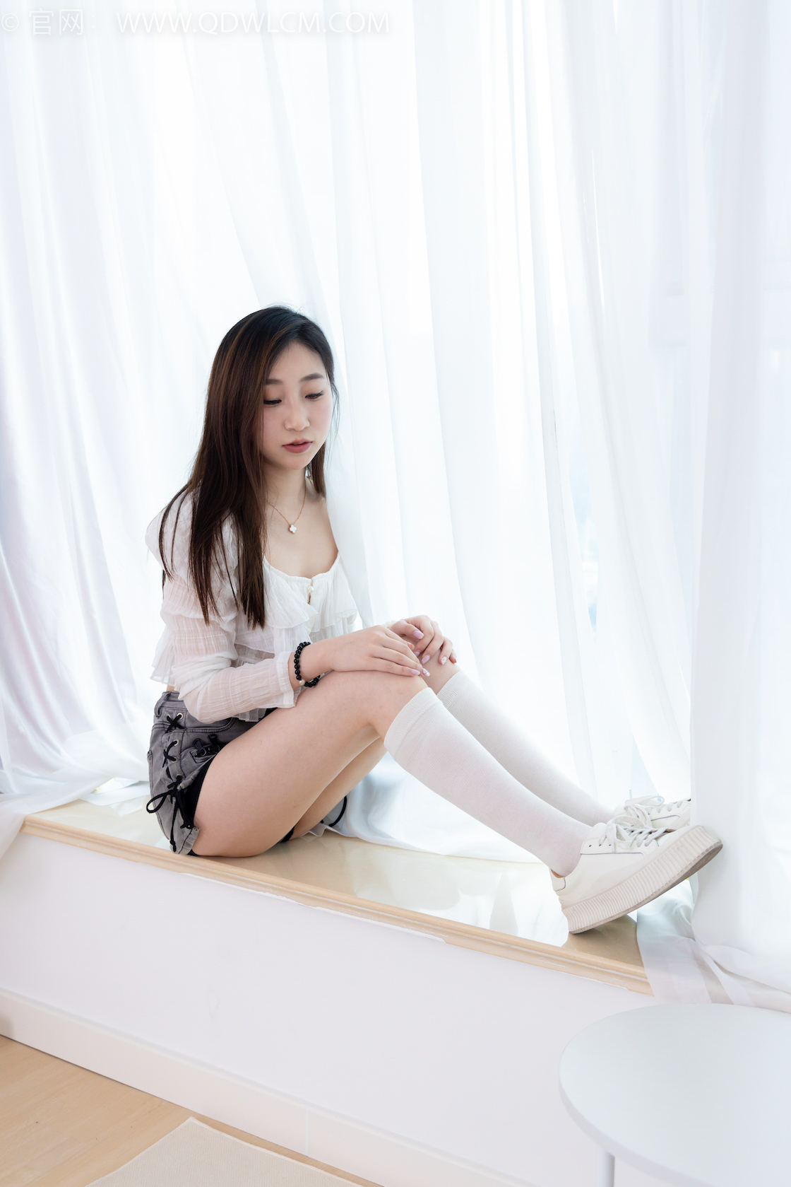 资讯|物恋传媒 &#8211; NO.1697期 《柚子》 板鞋，白色小腿棉袜，裸足[红色美甲]