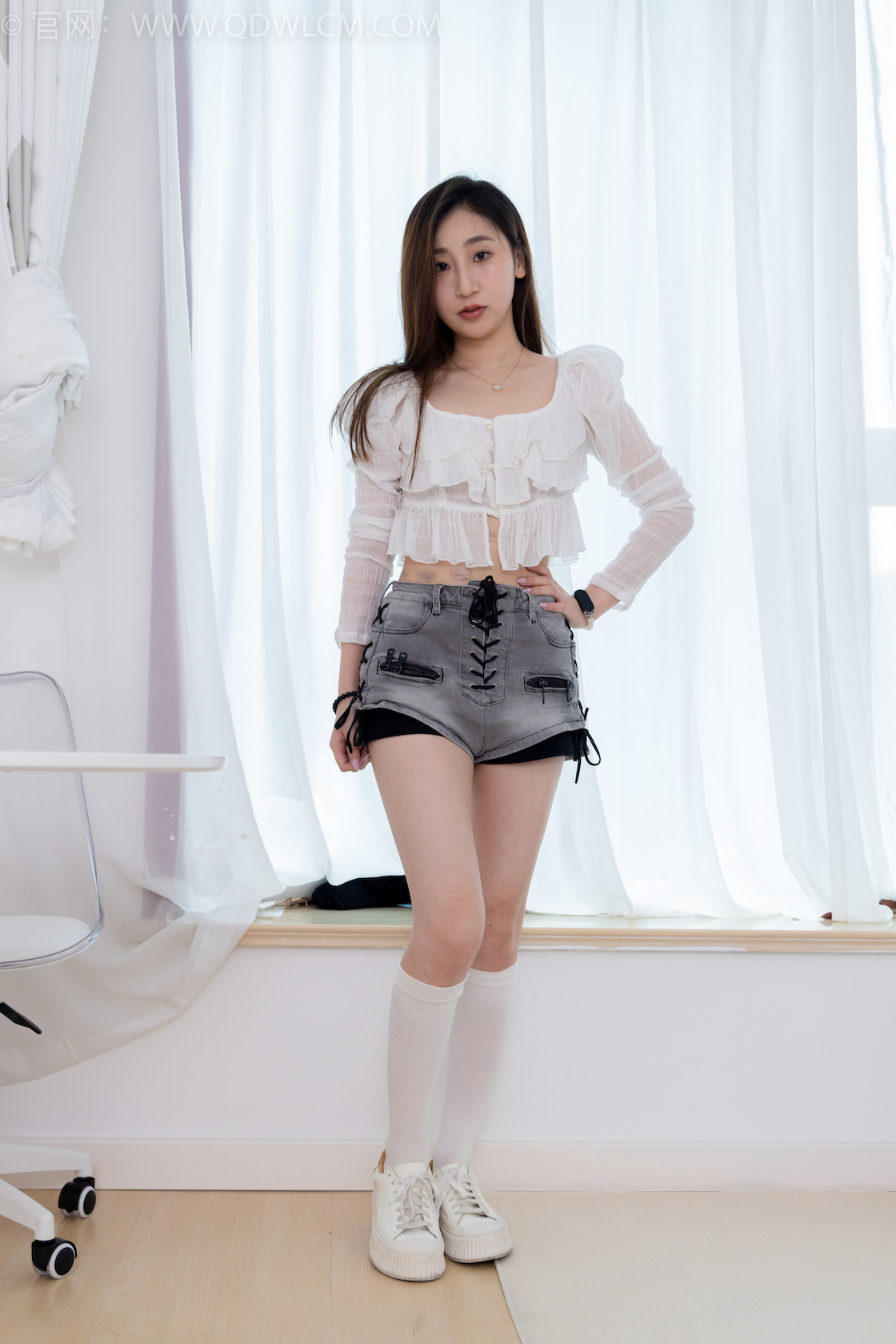 资讯|物恋传媒 &#8211; NO.1697期 《柚子》 板鞋，白色小腿棉袜，裸足[红色美甲]