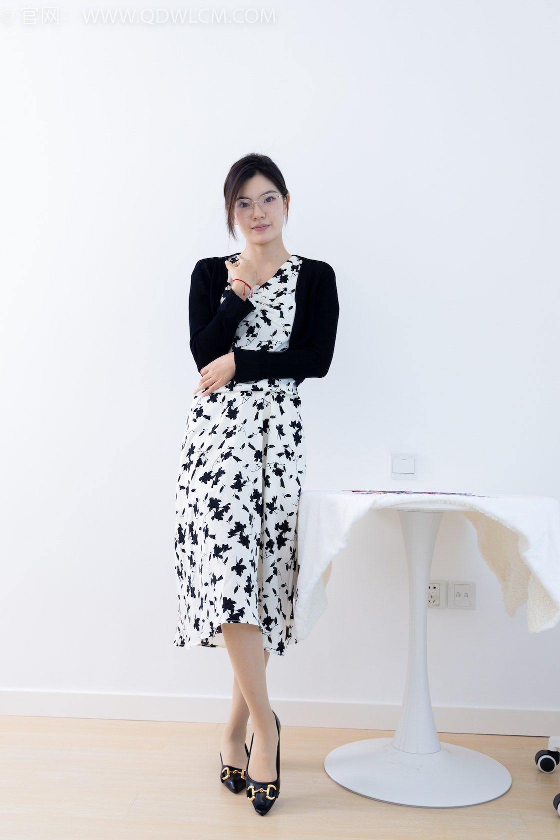 资讯|物恋传媒 &#8211; NO.1821期 《青黛》 平底鞋，肉丝[脚尖加固款]，裸足[红色美甲]