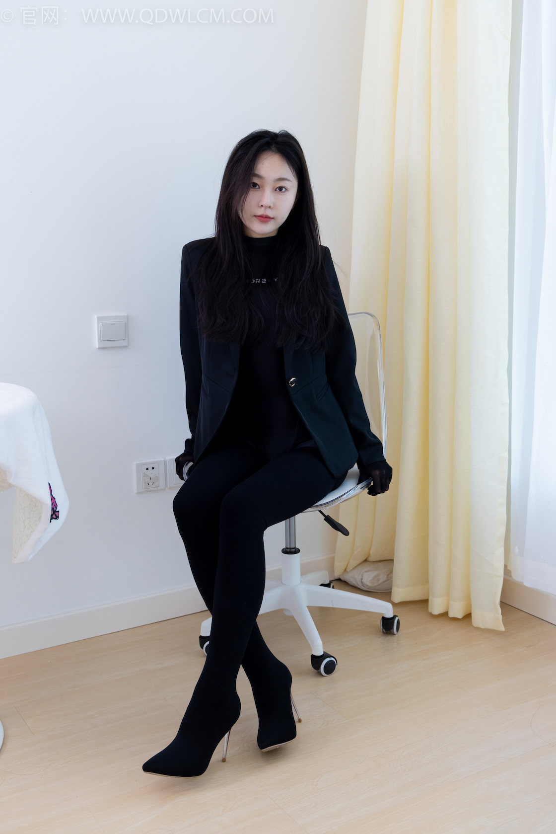 资讯|物恋传媒 &#8211; NO.1924期 《美兔》 高跟长靴，黑棉袜，黑色五指丝袜，紧身衣裤里丝