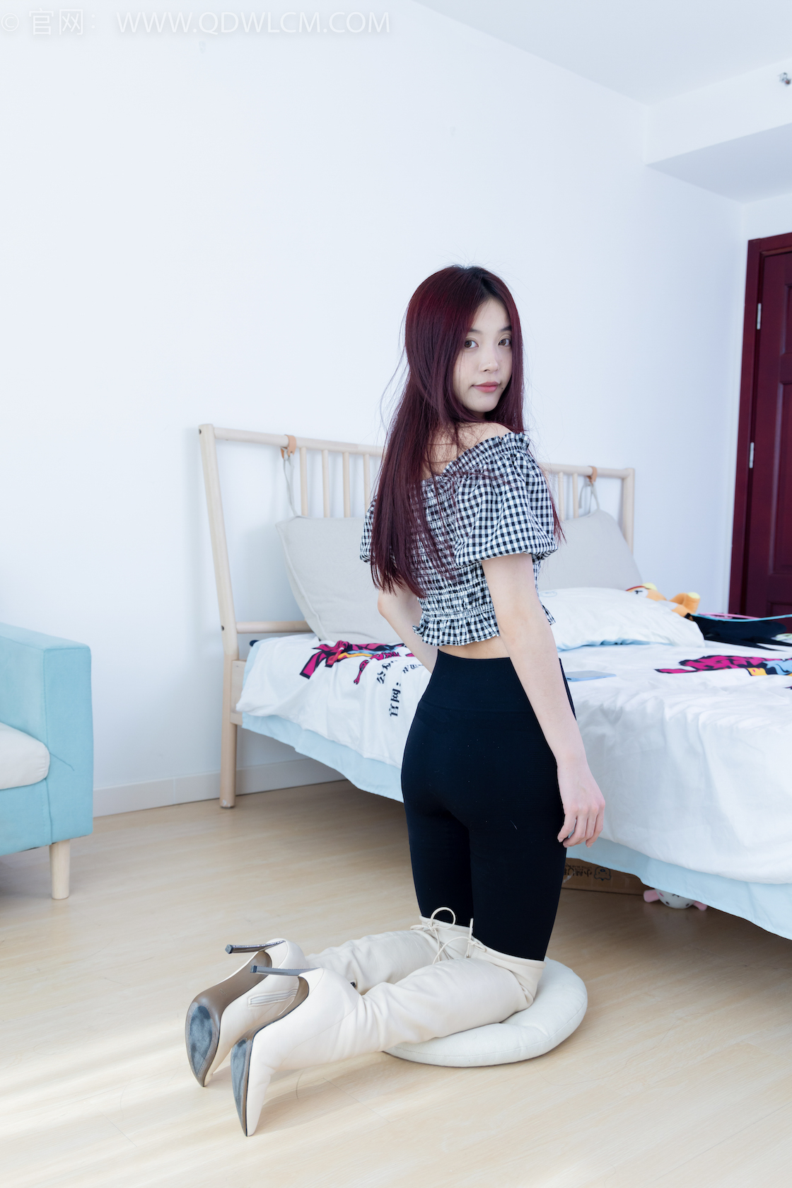 资讯|物恋传媒 &#8211; NO.1948期 《茯苓》 高跟长靴，短白棉袜，裸足