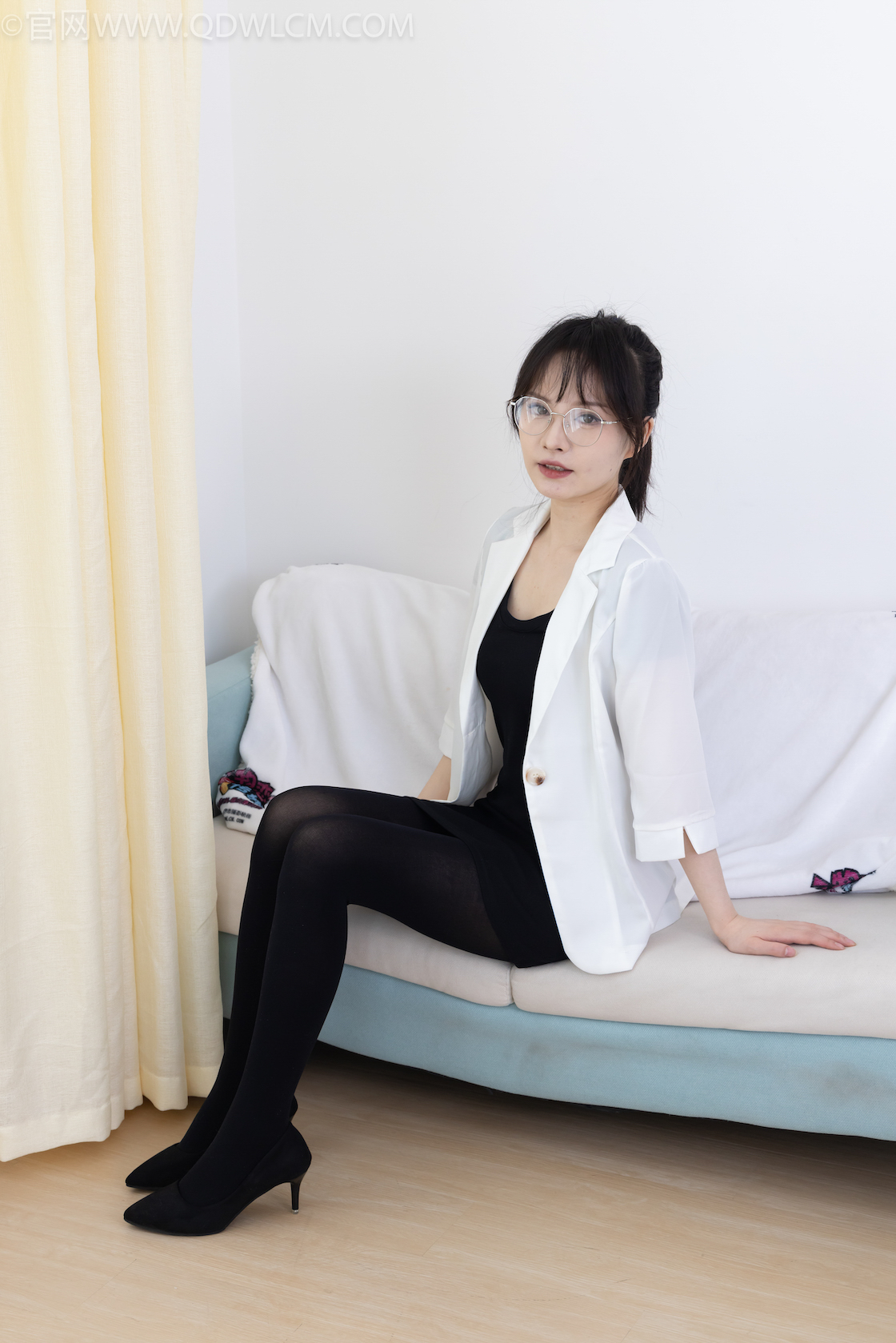 资讯|物恋传媒 &#8211; NO.1997期 《小酒》 高跟鞋，厚黑丝，丝袜脚踩圣女果剧情，物恋传媒摄影作品，物恋摄影映画摄影作品