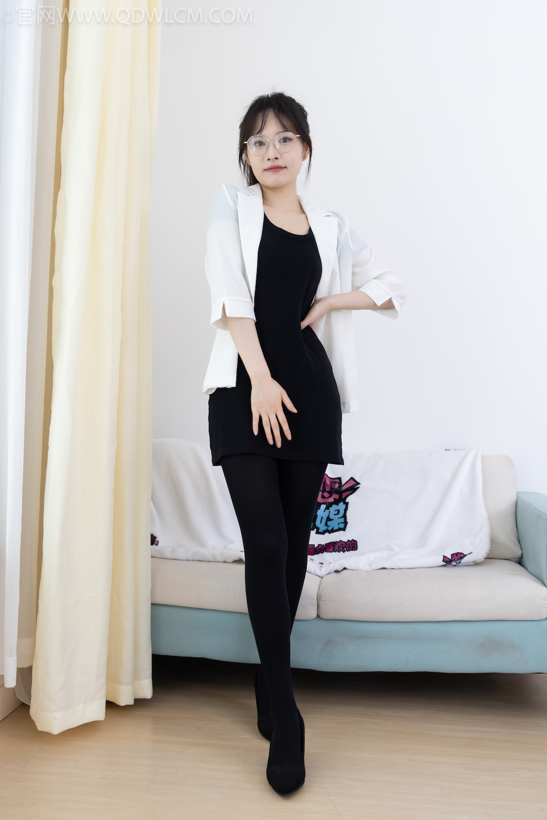 资讯|物恋传媒 &#8211; NO.1997期 《小酒》 高跟鞋，厚黑丝，丝袜脚踩圣女果剧情，物恋传媒摄影作品，物恋摄影映画摄影作品