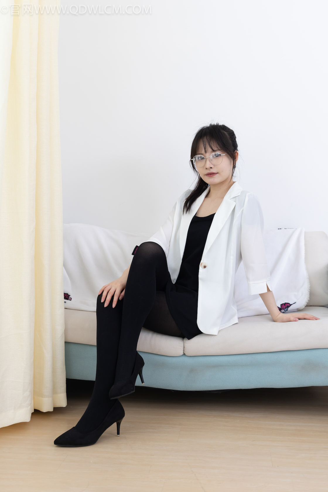 资讯|物恋传媒 &#8211; NO.1997期 《小酒》 高跟鞋，厚黑丝，丝袜脚踩圣女果剧情，物恋传媒摄影作品，物恋摄影映画摄影作品