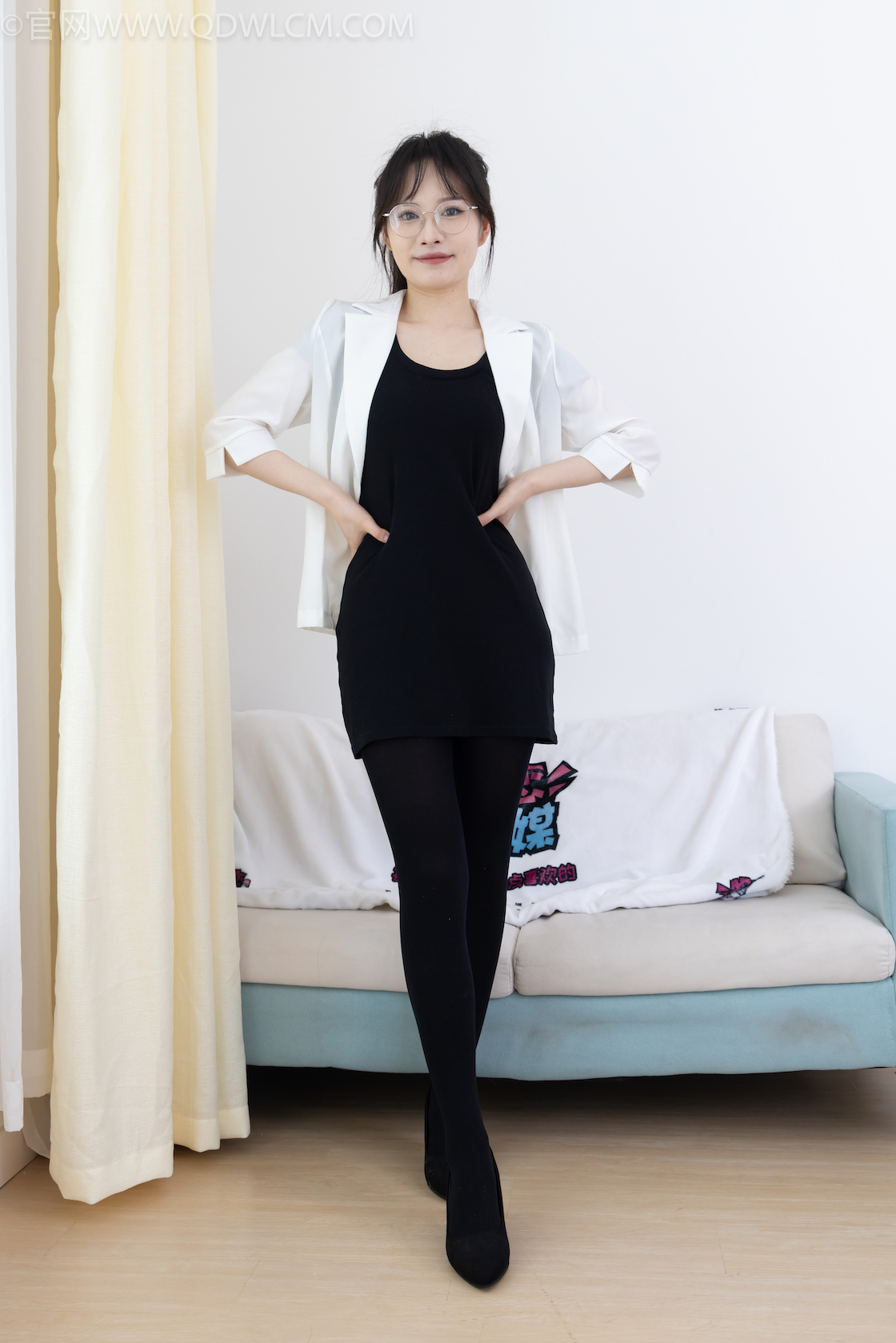 资讯|物恋传媒 &#8211; NO.1997期 《小酒》 高跟鞋，厚黑丝，丝袜脚踩圣女果剧情，物恋传媒摄影作品，物恋摄影映画摄影作品