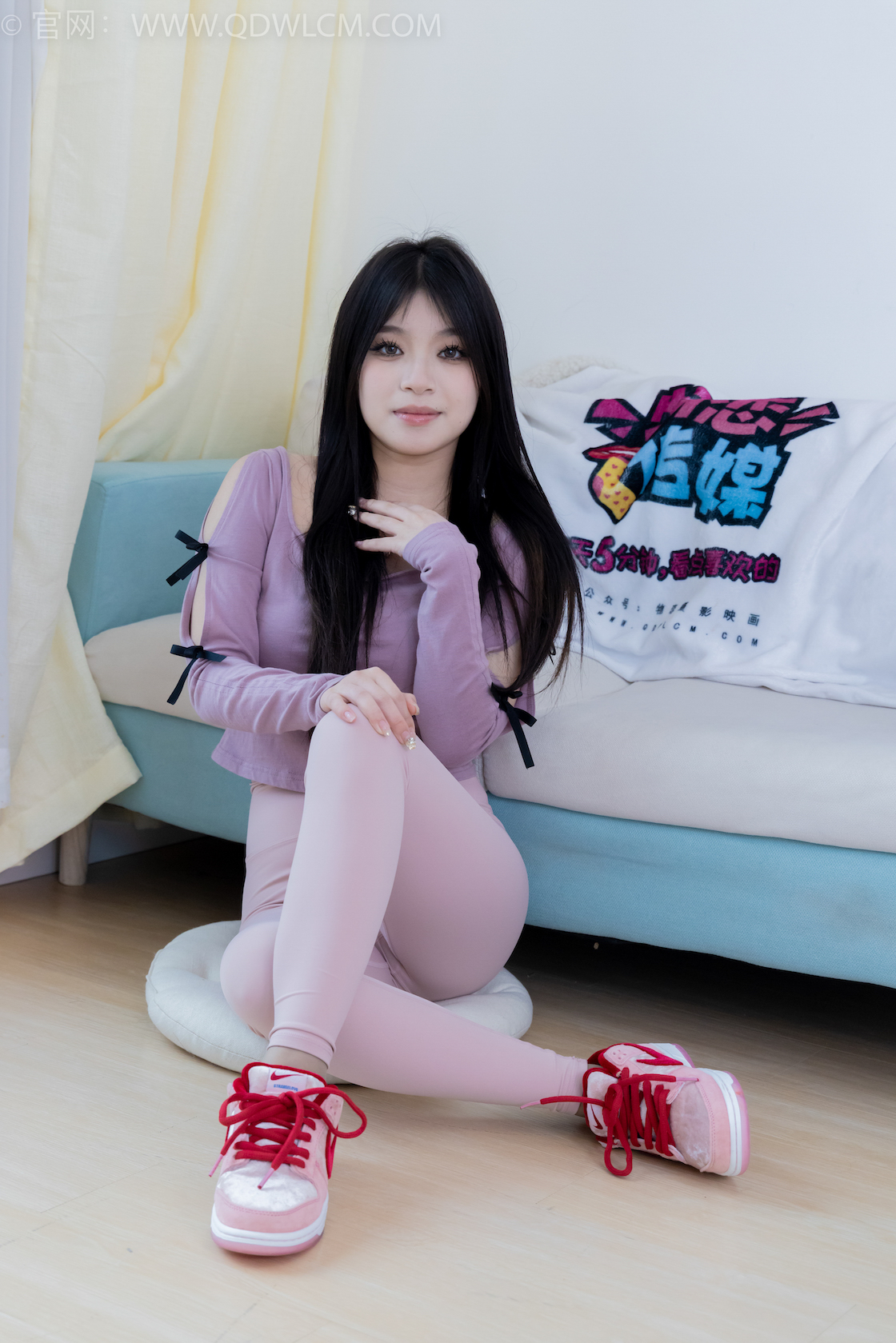 资讯|物恋传媒 &#8211; NO.1993期 《闪闪》 平底鞋，板鞋，灰丝[脚尖加固款]，瑜伽裤裤里丝