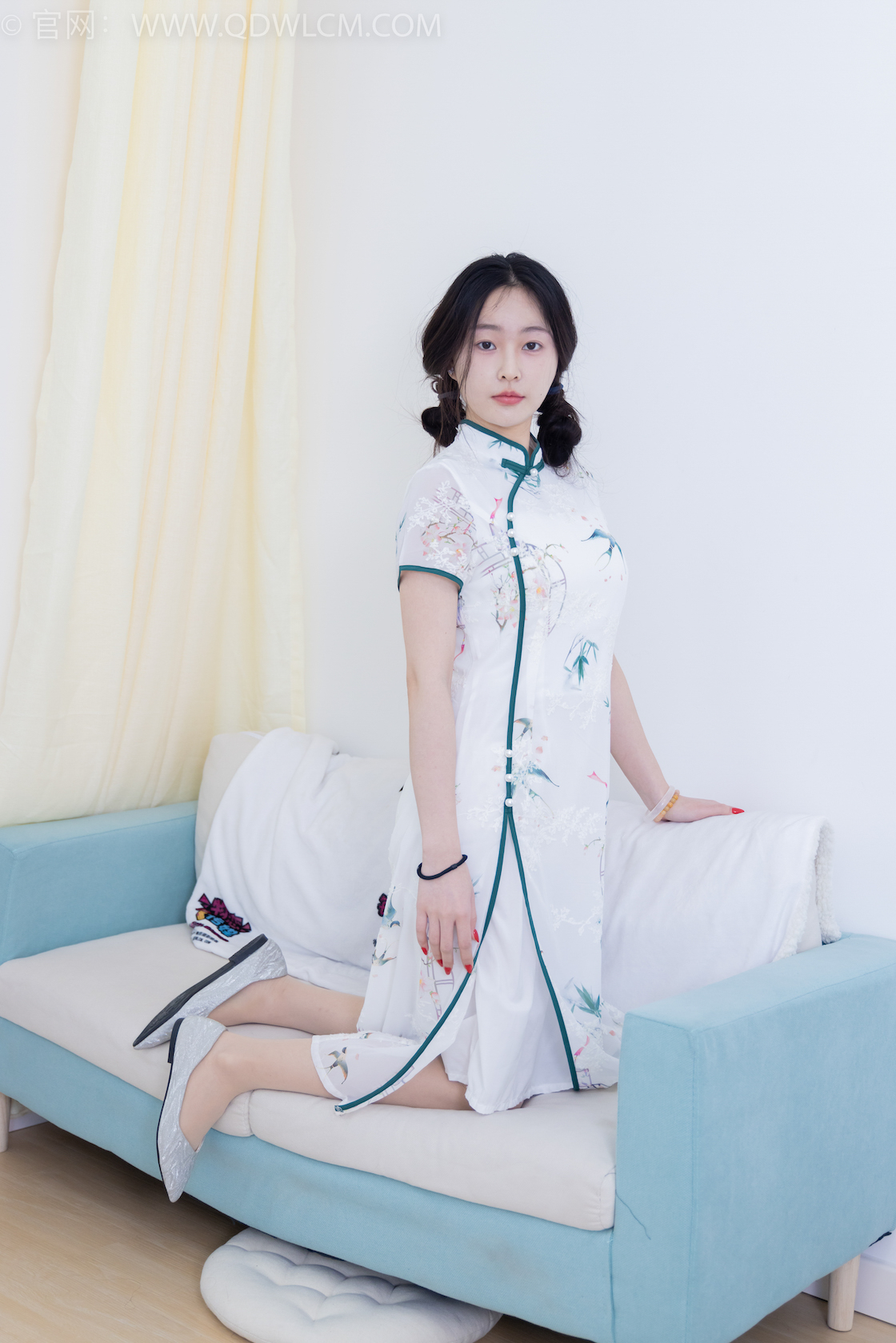 物恋传媒 - NO.1990期 《美兔》 平底鞋，肉丝[脚尖加固款]，裸足[红色美甲]，羽毛挠丝袜和裸足脚剧情