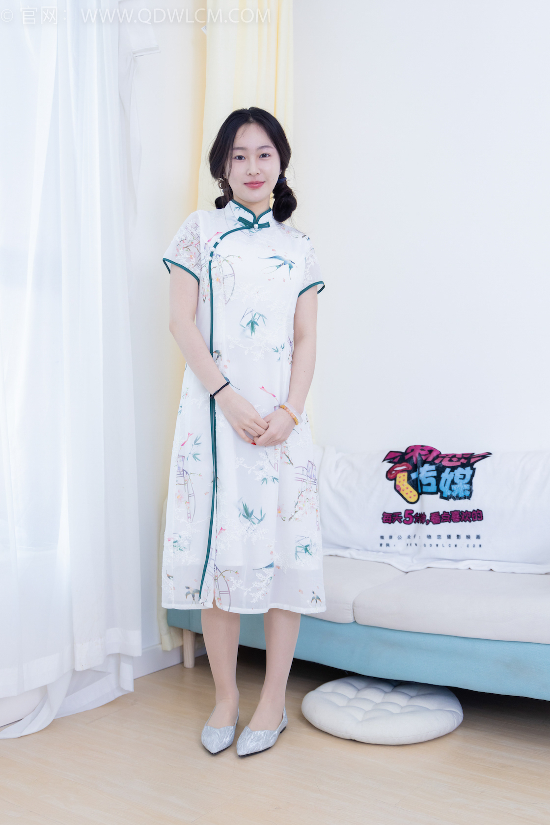 物恋传媒 - NO.1990期 《美兔》 平底鞋，肉丝[脚尖加固款]，裸足[红色美甲]，羽毛挠丝袜和裸足脚剧情