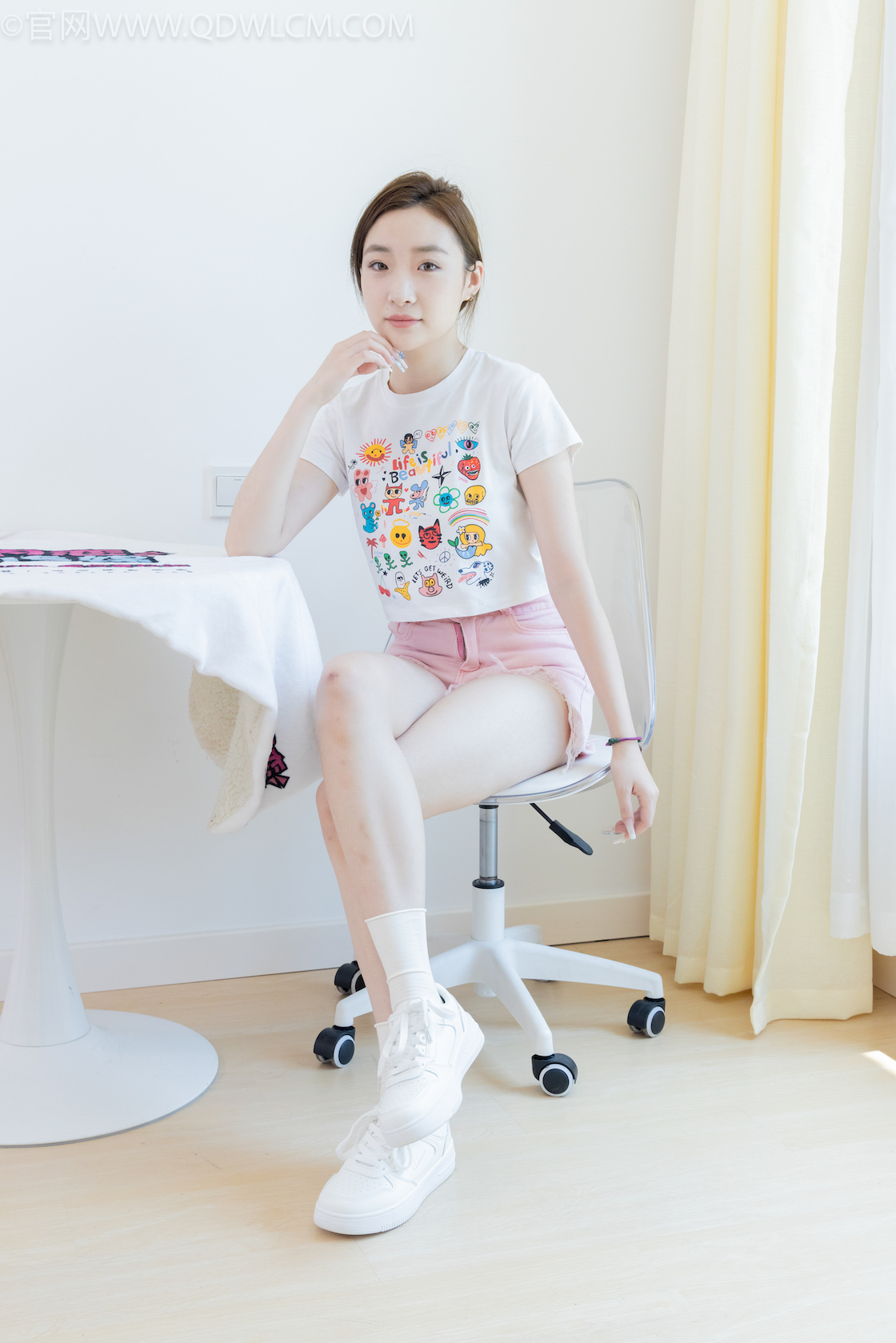 资讯|物恋传媒 &#8211; NO.1999期 《恬恬》 板鞋，白棉袜，裸足[黑银色美甲]，物恋传媒摄影作品，物恋摄影映画摄影作品