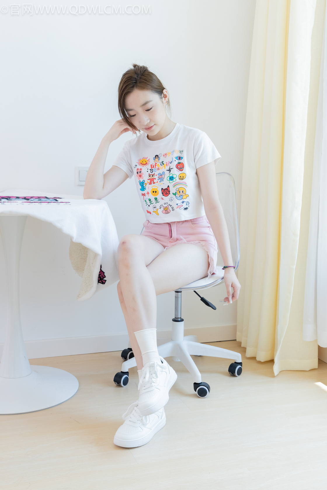 资讯|物恋传媒 &#8211; NO.1999期 《恬恬》 板鞋，白棉袜，裸足[黑银色美甲]，物恋传媒摄影作品，物恋摄影映画摄影作品