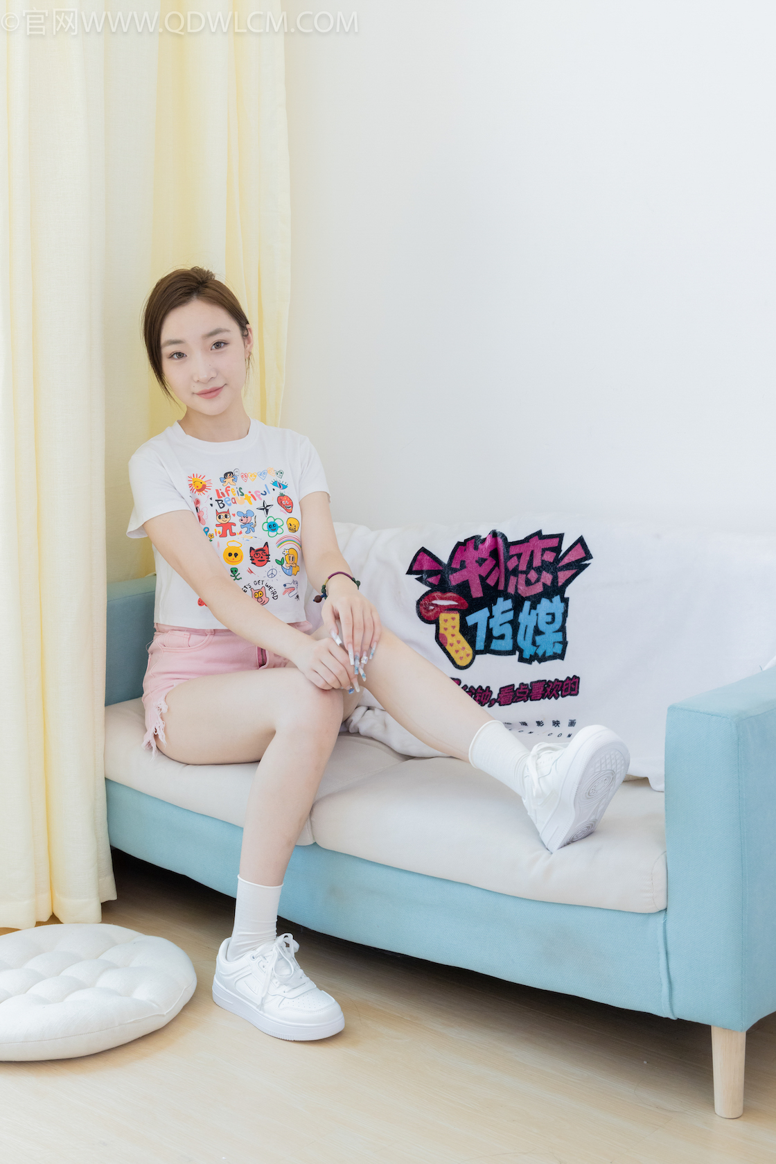 资讯|物恋传媒 &#8211; NO.1999期 《恬恬》 板鞋，白棉袜，裸足[黑银色美甲]，物恋传媒摄影作品，物恋摄影映画摄影作品