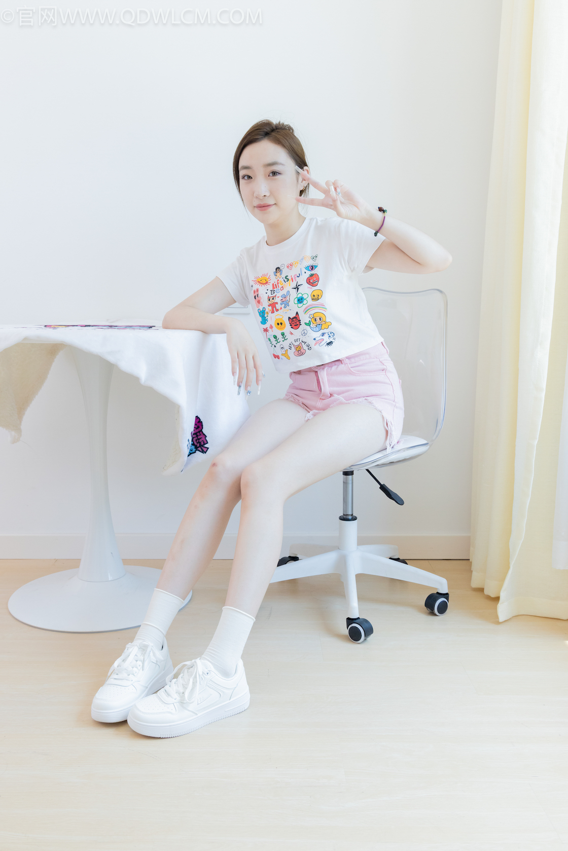 资讯|物恋传媒 &#8211; NO.1999期 《恬恬》 板鞋，白棉袜，裸足[黑银色美甲]，物恋传媒摄影作品，物恋摄影映画摄影作品