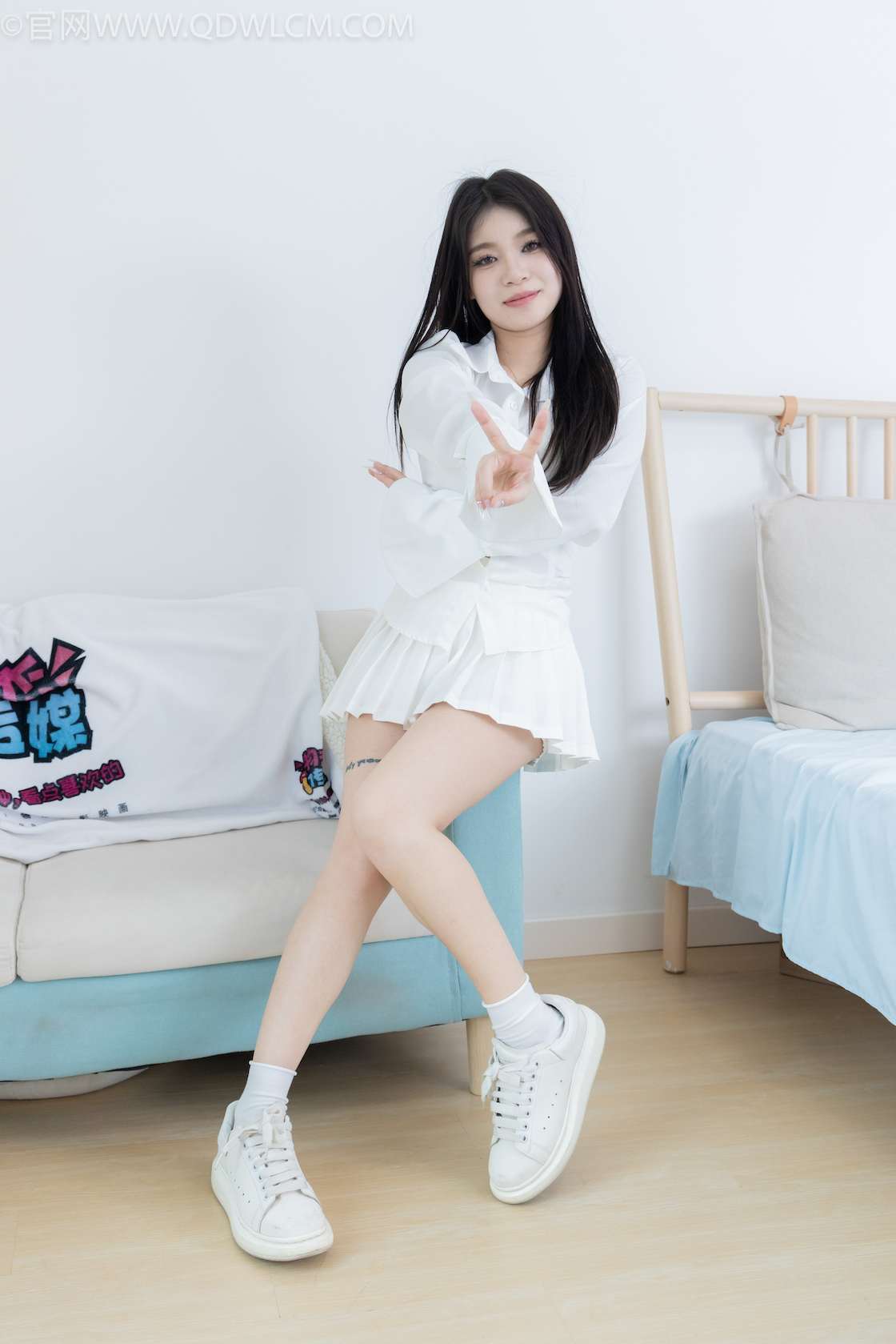 资讯|物恋传媒 &#8211; NO.2014期 《闪闪》 板鞋，白棉袜，裸足，视频为白棉袜裸足踩奶油蛋糕剧情