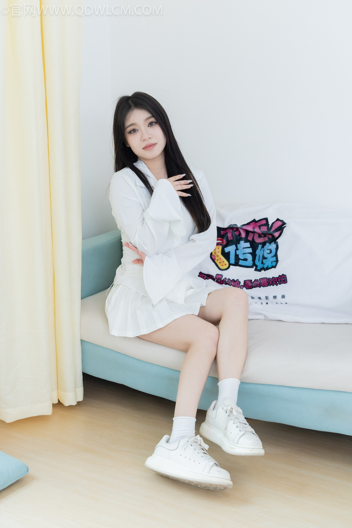 资讯|物恋传媒 &#8211; NO.2014期 《闪闪》 板鞋，白棉袜，裸足，视频为白棉袜裸足踩奶油蛋糕剧情